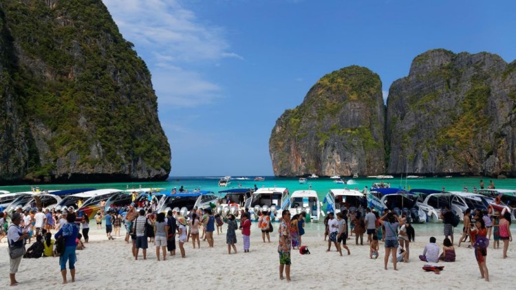 DGGHJ0 Numerous tourists flocking to Maya Beach, film location of The Beach with Leonardo Di Caprio, Koh Phi Phi Leh, Sudthailand